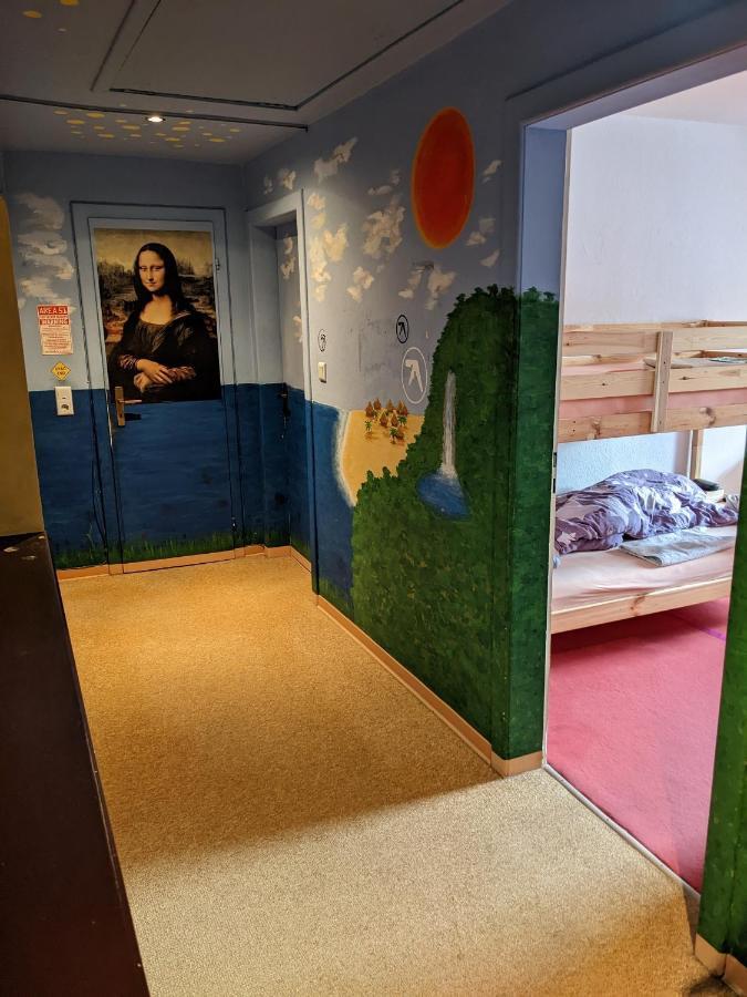 Monkey Factory - Mini Home-Stay Hostel ทราเบิน-ทราร์บาค ภายนอก รูปภาพ