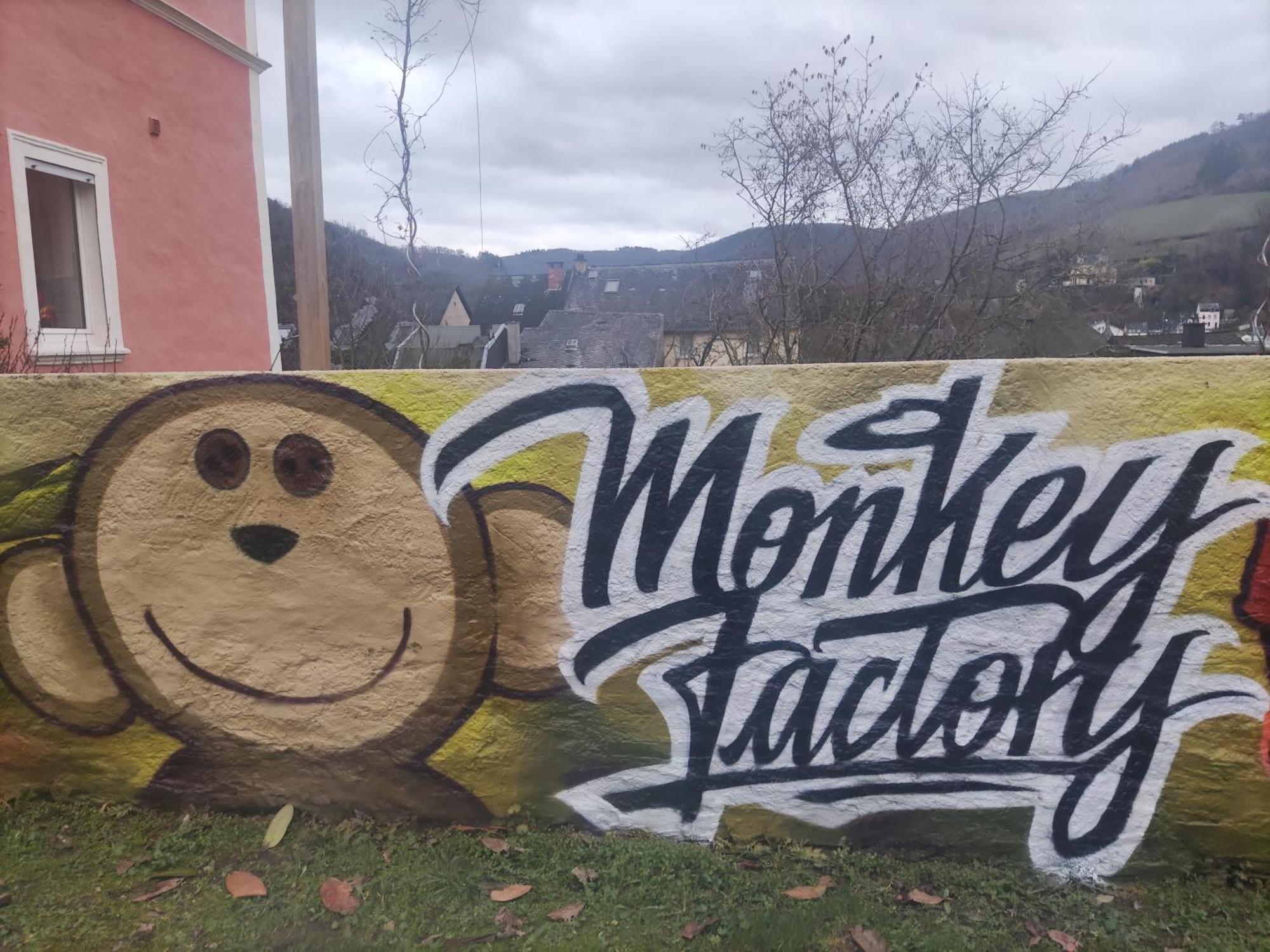 Monkey Factory - Mini Home-Stay Hostel ทราเบิน-ทราร์บาค ภายนอก รูปภาพ