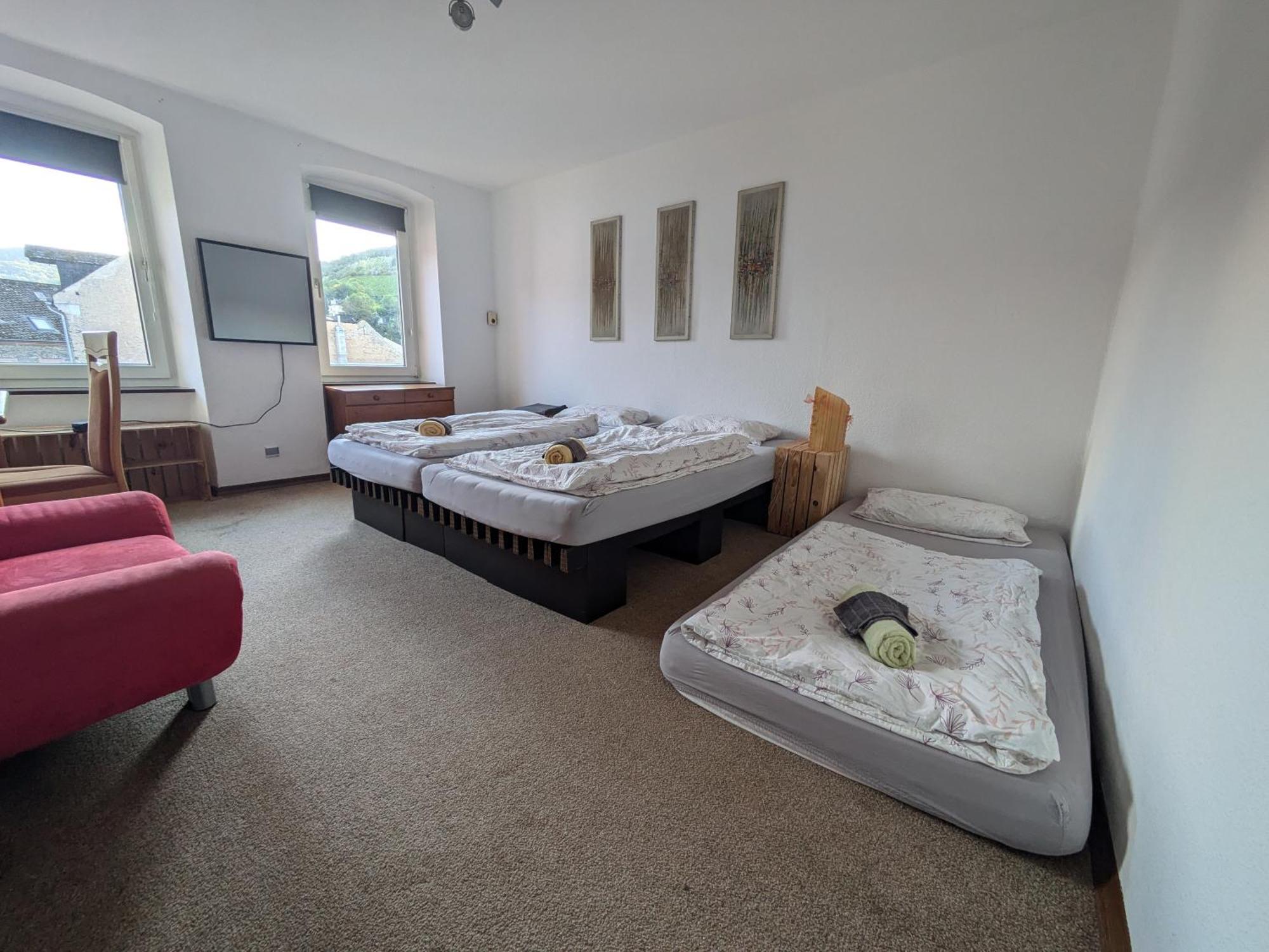 Monkey Factory - Mini Home-Stay Hostel ทราเบิน-ทราร์บาค ห้อง รูปภาพ