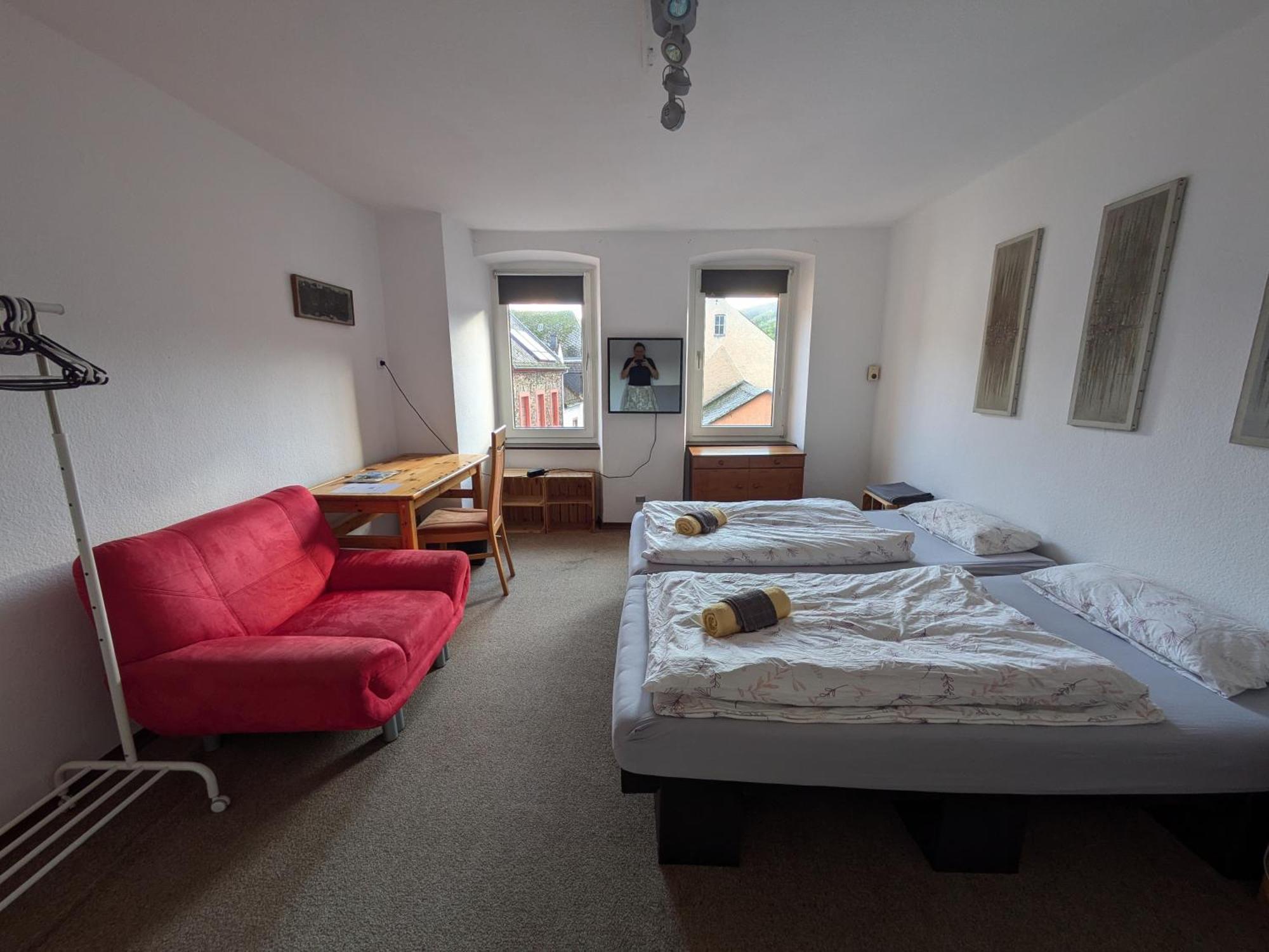 Monkey Factory - Mini Home-Stay Hostel ทราเบิน-ทราร์บาค ห้อง รูปภาพ